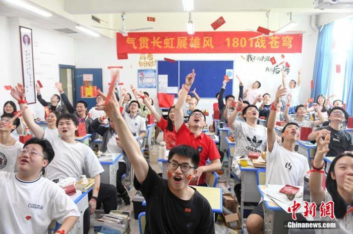 資料圖：6月6日，湖南長(zhǎng)沙同升湖實(shí)驗(yàn)學(xué)校教師與考生拋起紅包迎接高考。 楊華峰 攝