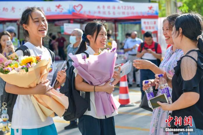 資料圖：6月10日，海南省?？谑泻Ｄ现袑W(xué)考點(diǎn)外，家長為剛剛走出考場的考生送上鮮花。當(dāng)日，海南省2021年高考結(jié)束 。 <a target='_blank'  data-cke-saved- ><p  align=