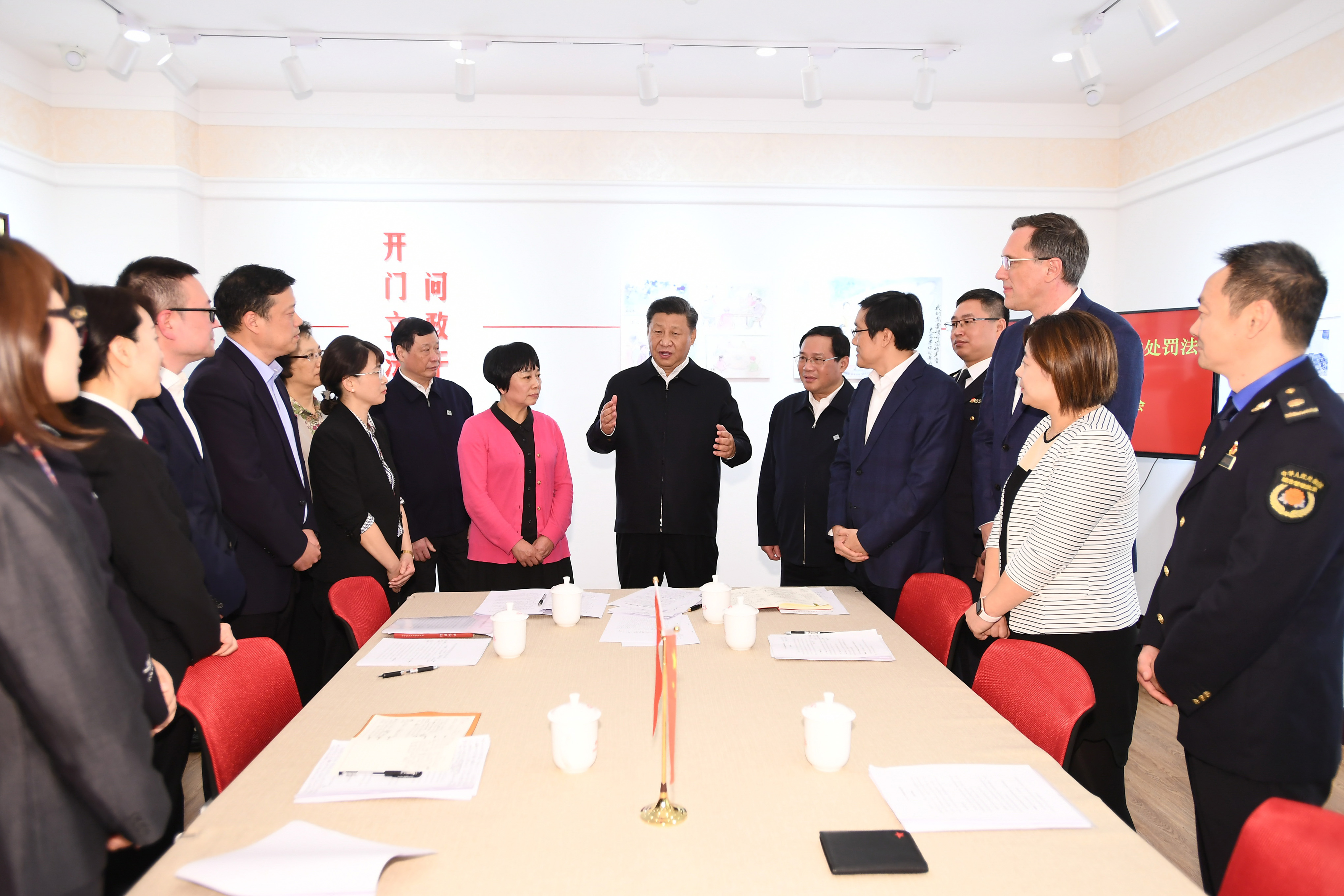 2019年11月2日，習(xí)近平總書記在上海長寧區(qū)虹橋街道古北市民中心，同正在參加立法意見征詢的社區(qū)居民代表親切交流。