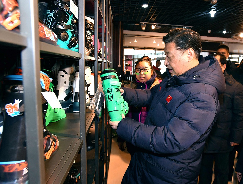 2017年1月23日，習(xí)近平總書記在河北省張家口市云頂滑雪場(chǎng)雪具大廳了解各式雪具的不同功用。