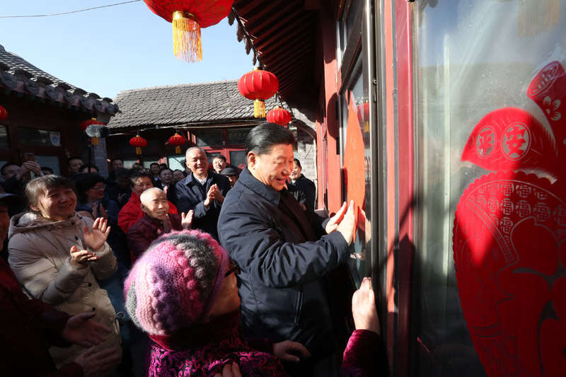 2019年2月1日上午，習(xí)近平在北京前門東區(qū)草廠四條胡同32號(hào)院，高興地拿起一幅“福”字，親自貼到門上，給這里的老街坊們拜年。新華社記者 鞠鵬 攝