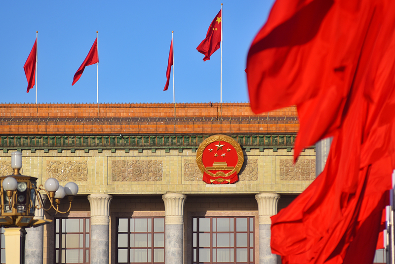 2024年3月8日，北京上空現(xiàn)“兩會(huì)藍(lán)”，人民大會(huì)堂前紅旗飄揚(yáng)。